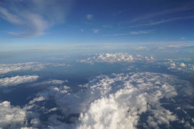 yaz güneşli mavi gökyüzünde beyaz kabarık bulutlar 