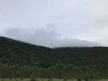 Tepelerin üzerinde güzel gökyüzünün manzarası