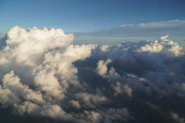 yaz güneşli mavi gökyüzünde beyaz kabarık bulutlar 