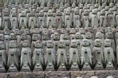 Eski tapınaktaki güzel Buda heykelleri. 