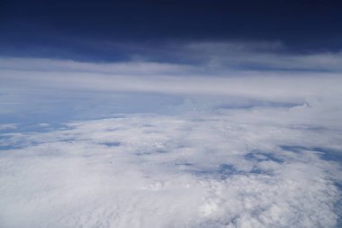 yaz güneşli mavi gökyüzünde beyaz kabarık bulutlar 