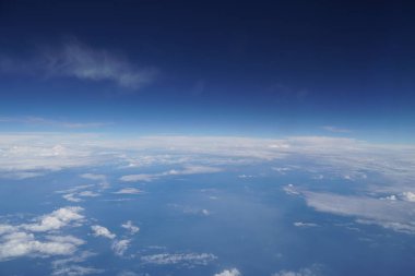 yaz güneşli mavi gökyüzünde beyaz kabarık bulutlar 