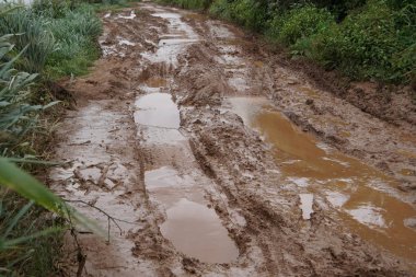 kirli yere yol yağmur gündüz, sonra 