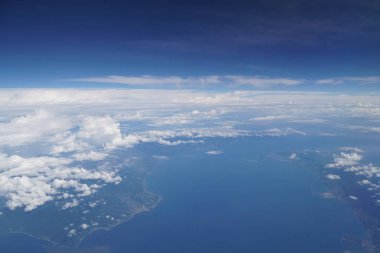 yaz güneşli mavi gökyüzünde beyaz kabarık bulutlar 