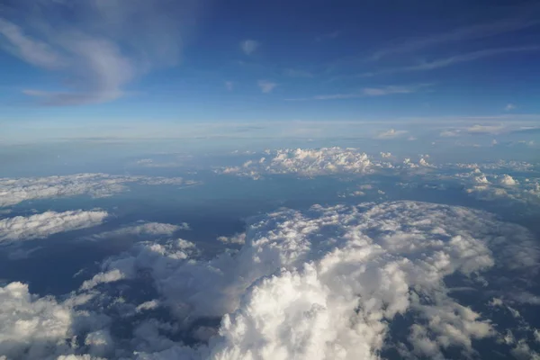 Białe Puszyste Chmury Lecie Słoneczne Błękitne Niebo — Zdjęcie stockowe