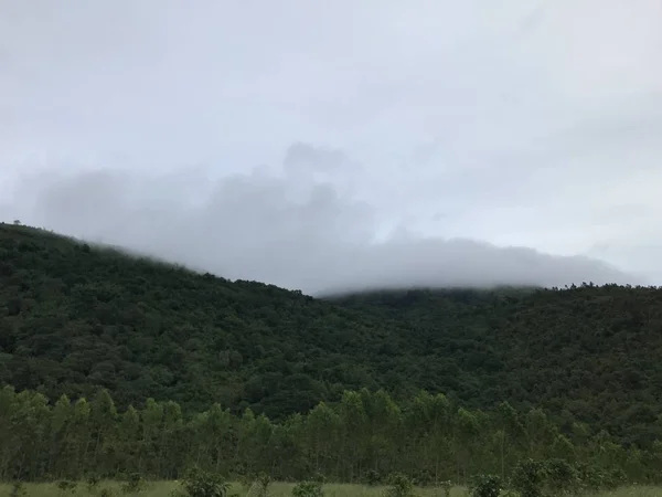 美丽的天空掠过山丘的风景 — 图库照片