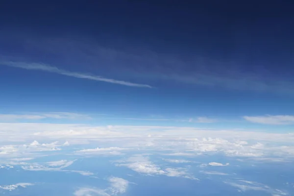 Yaz Güneşli Mavi Gökyüzünde Beyaz Kabarık Bulutlar — Stok fotoğraf