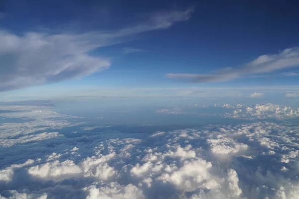 夏の晴れた青空の白いふわふわ雲 — ストック写真