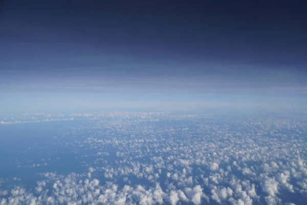 Witte Pluizige Wolken Zomer Zonnige Blauwe Hemel — Stockfoto