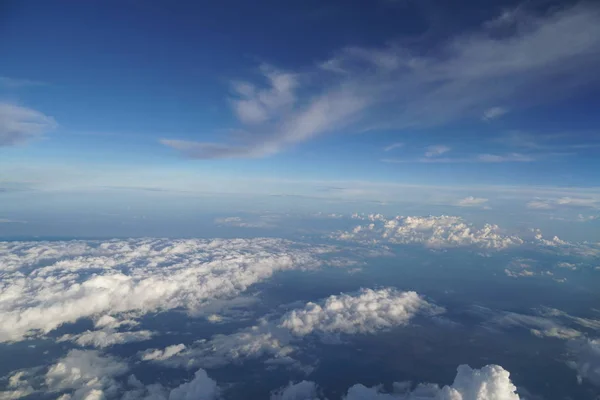 Yaz Güneşli Mavi Gökyüzünde Beyaz Kabarık Bulutlar — Stok fotoğraf