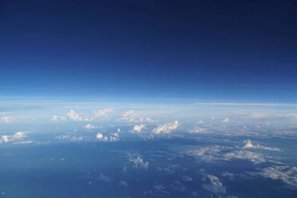 Witte Pluizige Wolken Zomer Zonnige Blauwe Hemel — Stockfoto