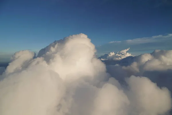 Weiße Flauschige Wolken Sommer Sonnig Blauer Himmel — Stockfoto