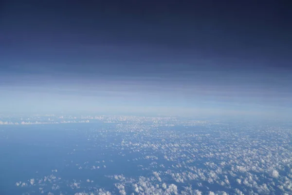 Белые Пушистые Облака Летнем Солнечно Голубом Небе — стоковое фото