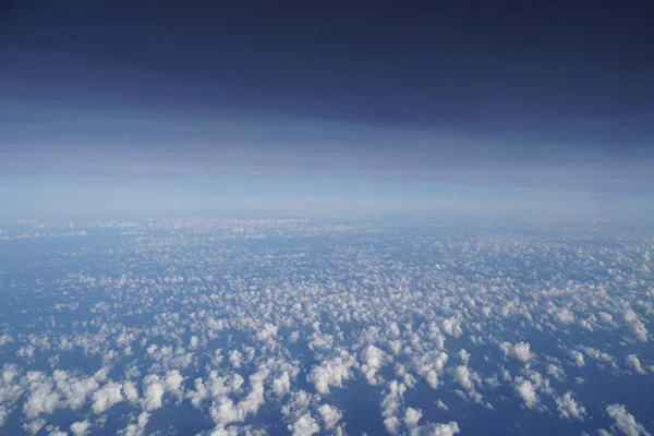 夏の晴れた青空の白いふわふわ雲 — ストック写真