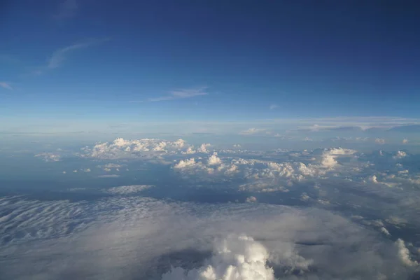 Weiße Flauschige Wolken Sommer Sonnig Blauer Himmel — Stockfoto