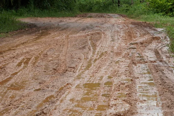 kirli yere yol yağmur gündüz, sonra 