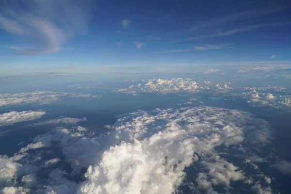 Witte Pluizige Wolken Zomer Zonnige Blauwe Hemel — Stockfoto