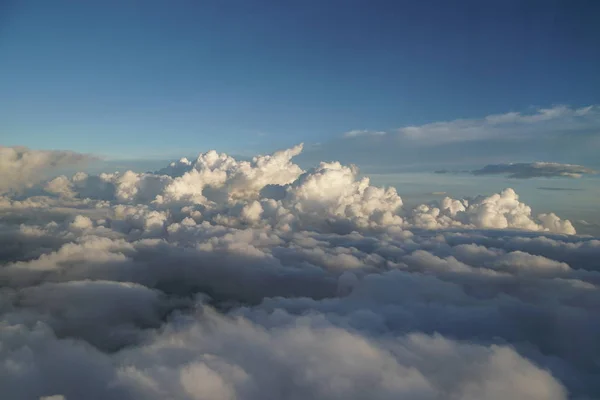 Yaz Güneşli Mavi Gökyüzünde Beyaz Kabarık Bulutlar — Stok fotoğraf