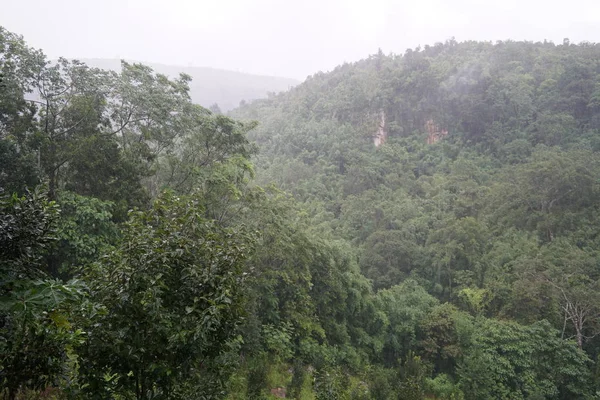 白天有雾的绿色山丘的自然景观 — 图库照片