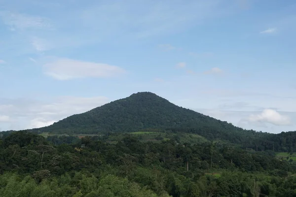 Naturlandschaft Mit Bewölktem Himmel Über Den Bergen — Stockfoto