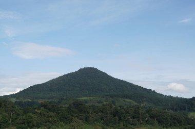dağ üzerinde bulutlu gökyüzü ile doğa manzara
