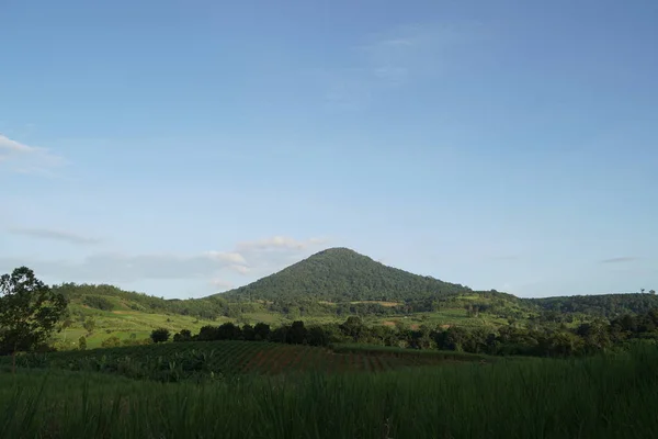 Paisaje Natural Con Cielo Nublado Sobre Montaña —  Fotos de Stock