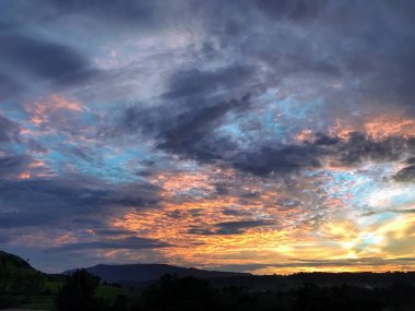 renkli günbatımı ile doğa manzara 