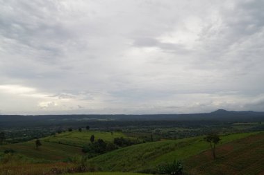 dağ üzerinde bulutlu gökyüzü ile doğa manzara