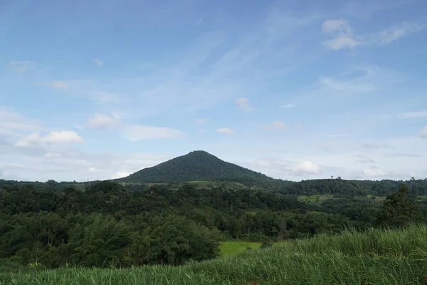 Paisaje Natural Con Cielo Nublado Sobre Montaña —  Fotos de Stock