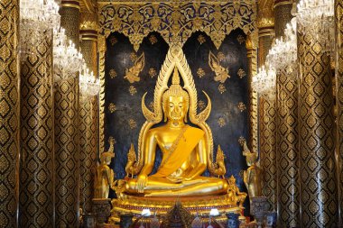 Antik tapınağın içindeki Buda heykeli