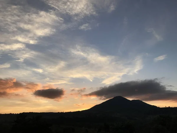 カラフルな夕日を持つ自然の風景 — ストック写真