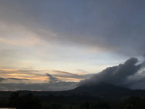 カラフルな夕日を持つ自然の風景 — ストック写真