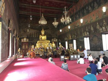 Antik tapınağın içindeki Buda heykeli