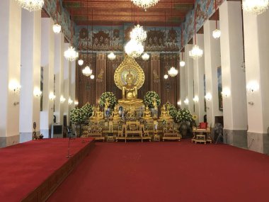 Antik tapınağın içindeki Buda heykeli