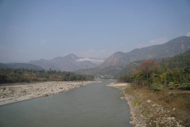 gündüz nehir ile doğal manzara