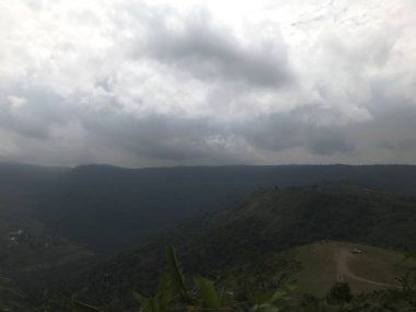 Tepelerin üzerinde güzel gökyüzünün manzarası