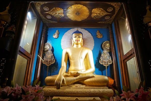 Статуя Будды Внутри Древнего Храма — стоковое фото