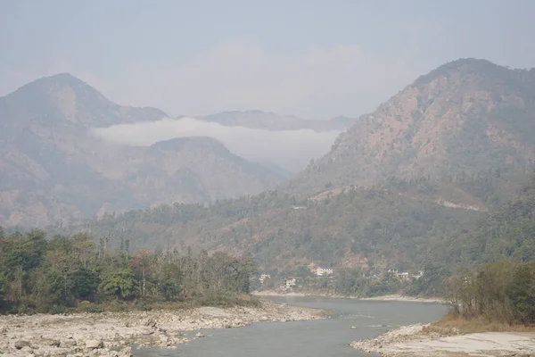 gündüz nehir ile doğal manzara