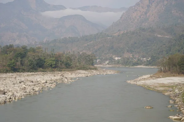 gündüz nehir ile doğal manzara