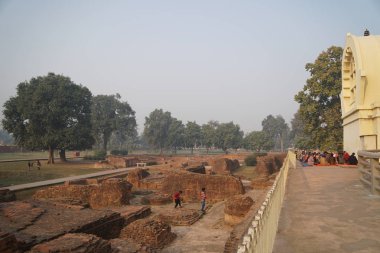 Güzel Buda tapınağındaki harabelerin manzaralı görüntüsü. 