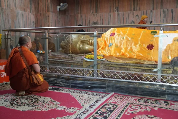 Mensen Voor Overdekt Mooi Boeddhabeeld Oude Tempel — Stockfoto