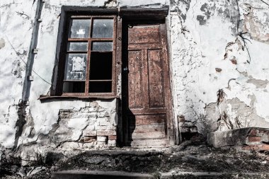 Eski vintage ev bir brocken ile windows ve duvar