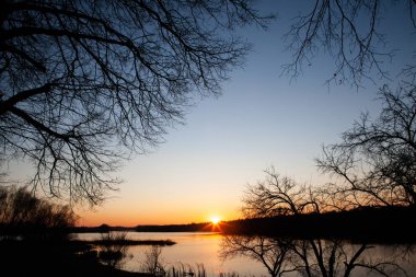 Bahar günbatımı Nehri yakınında