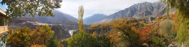 Altit kale tabanında restorandan sonbaharda Hunza vadisinin Panoramik görünümü, Pakistan. 