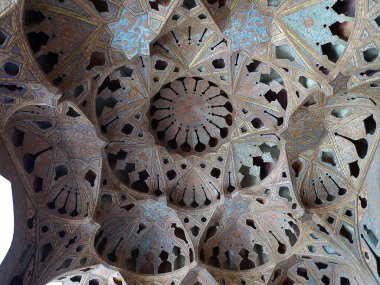 Ali Qapu Sarayı'nda Müzik salonunun tavanında Farsça desen nişler, İsfahan,Iran.The nişler sadece estetik bir görünüm vermek değil, aynı zamanda akustik ses.