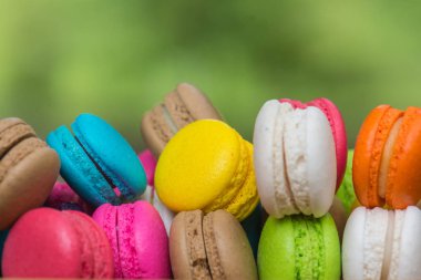 Ahşap masa üzerinde çanak renkli Macaroons