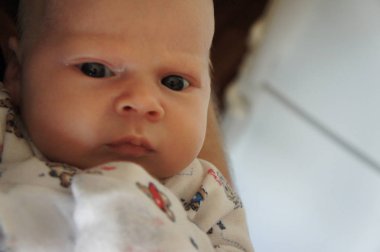 Ciddi bebek yakın çekim