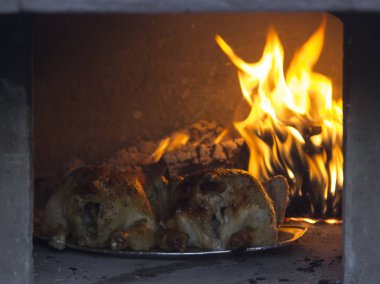 İki bütün tavuk fırında pişmiş.