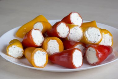 Mini peppers peynir ile doldurulmuş.