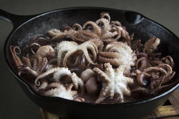 Mini Pulpo Proceso Tostado Una Sartén Hierro Fundido — Foto de Stock